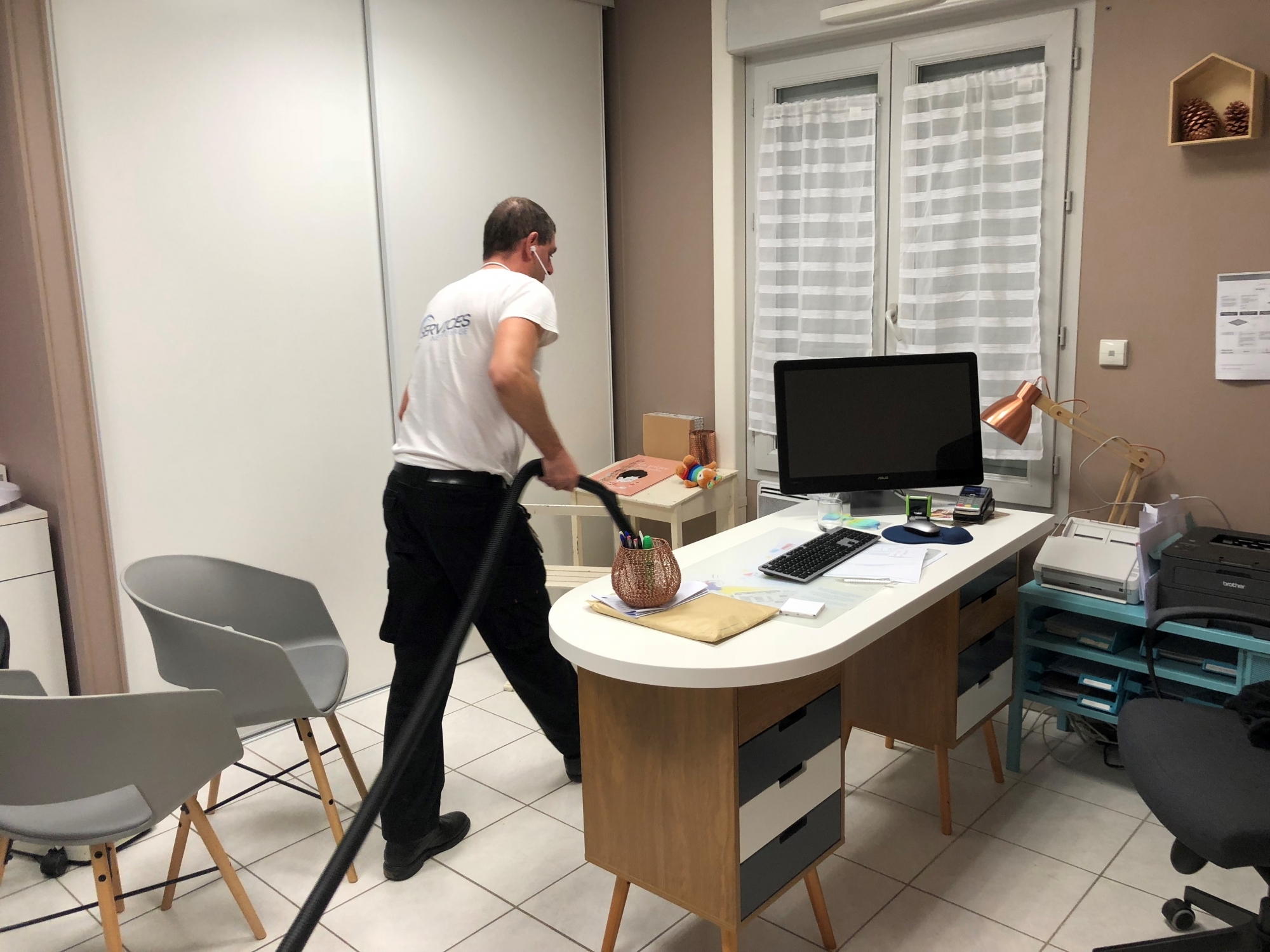 Ménage, nettoyage et entretien de locaux professionnels avec services de débarras d'encombrants et tri sélectif Vienne 38 dans l'Isère