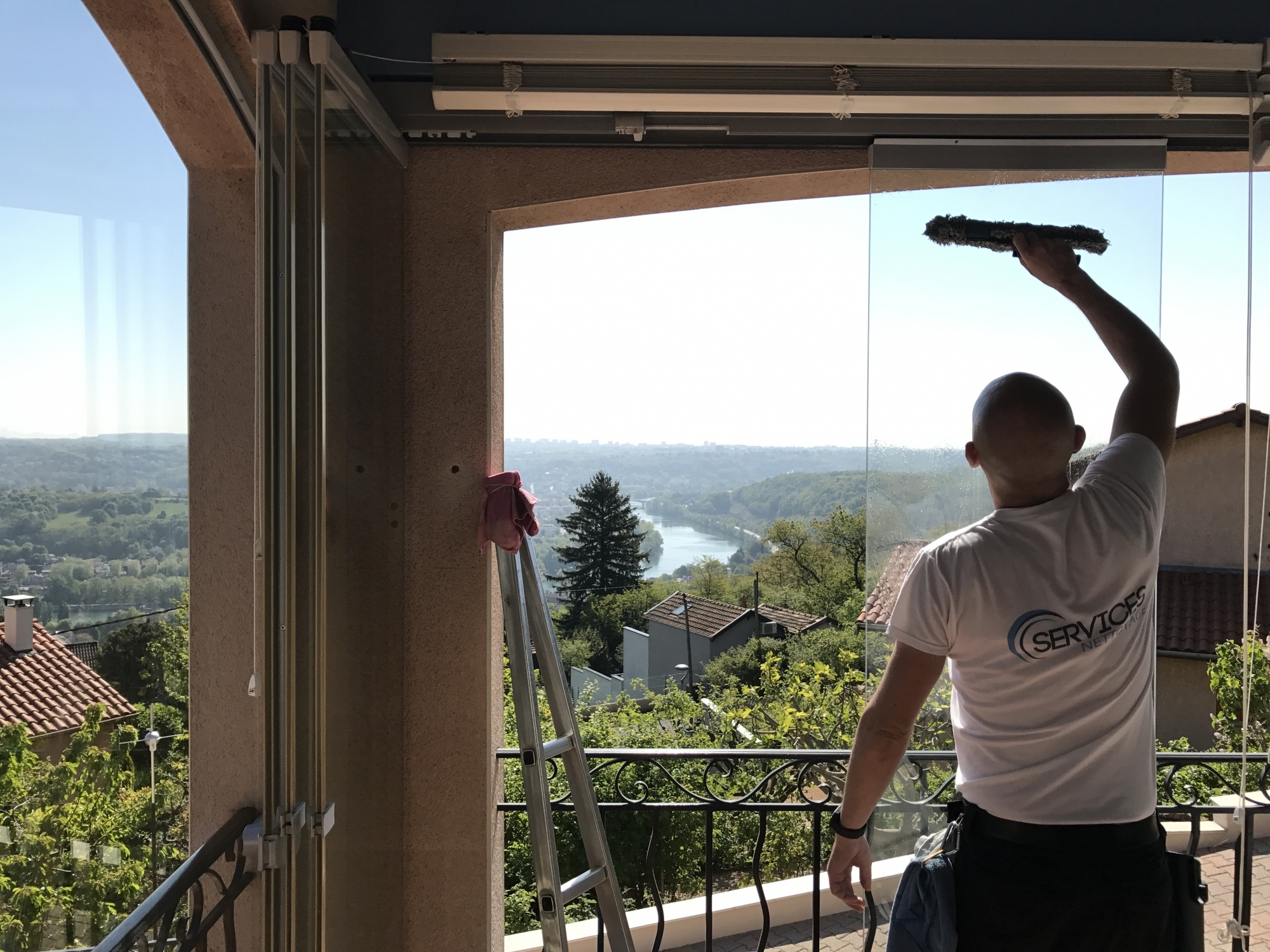 Devis pour un nettoyage après dégât des eaux avec services de déshumidification et de désinfection complète Vienne 38 dans l'Isère