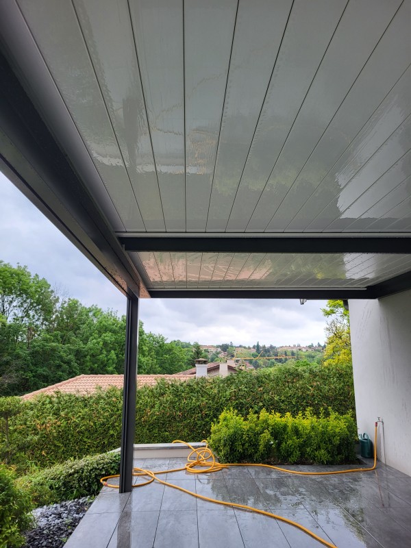 Nettoyage d une pergola bio climatique à Chaponnay