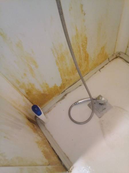 une douche pleine de calcaire