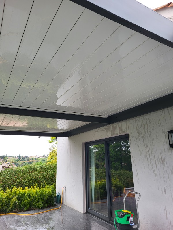 Nettoyage d une pergola bio climatique à Chaponnay