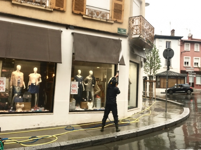 Lavage exterieur de vitre et store de commerce à Lyon