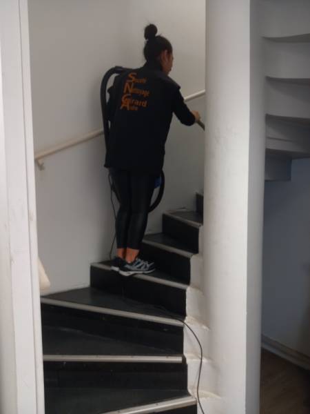 aspiration d'un escalier dans un bureau