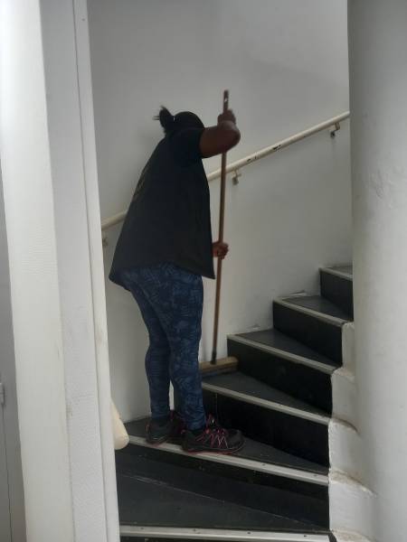 nettoyage d'une montée d'escaliers