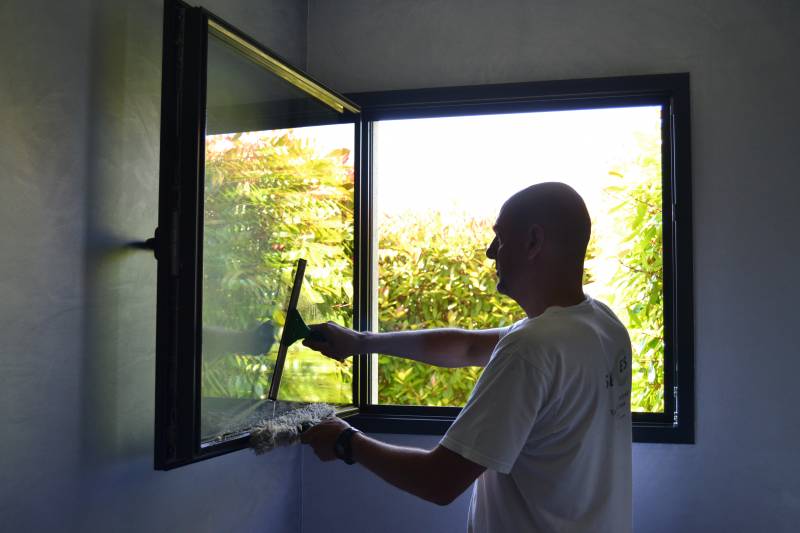 Nettoyage des vitres à la raclette