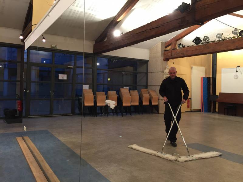 Nettoyage de la grande salle au balai ciseau à Fontaines Saint Martin