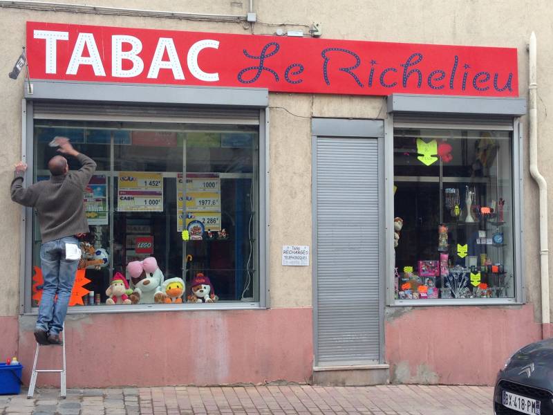 Nettoyage des vitres d'un bureau de tabac à Fontaines sur Saône
