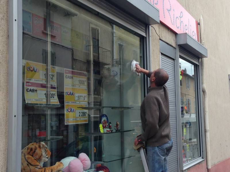 Nettoyage des vitres du bureau de tabac le Richelieu à Fontaines sur Saône