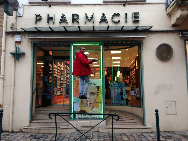 Nettoyage des vitres d'une pharmacie à Fontaines sur Saône