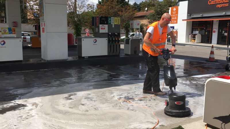 Nettoyage des sols à la mono-brosse pour station service dans l'ouest lyonnais
