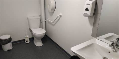 Nettoyage de sanitaires dans bureaux