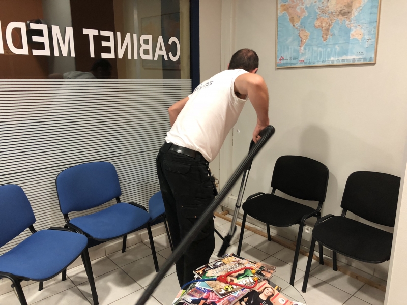 Aspirateur dans la salle d'attente dans un cabinet médical à Caluire