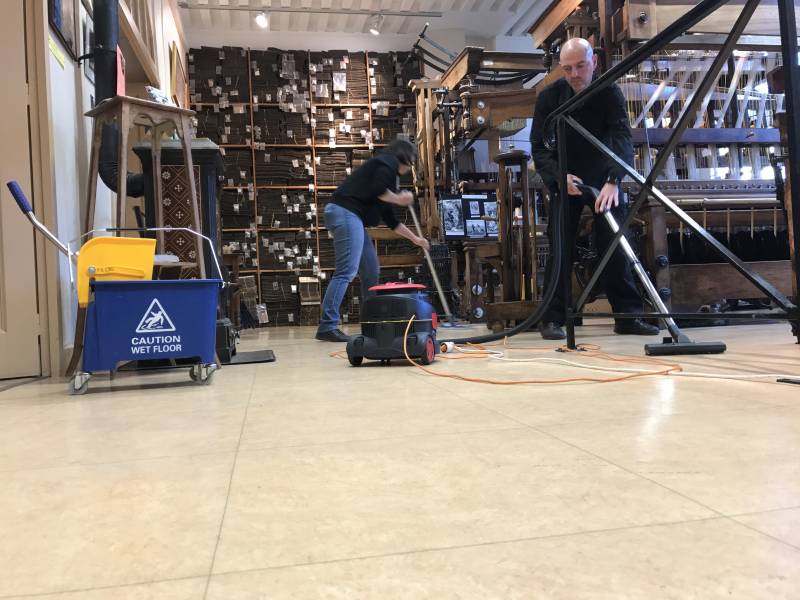 Aspiration et lavage des sols du musée de la Soie 