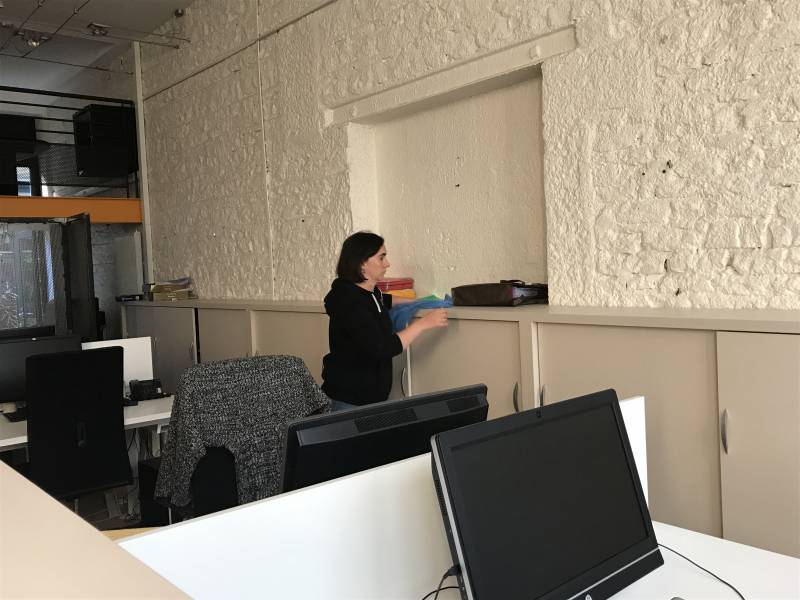 Dépoussiérage du mobilier à la microfibre humide à 