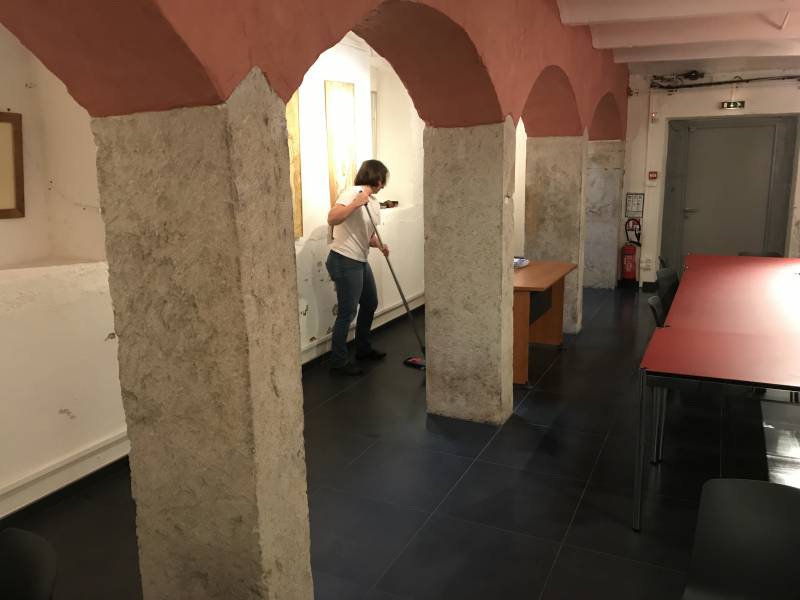 Lavage du sol d'une salle de réunion à Lyon 6