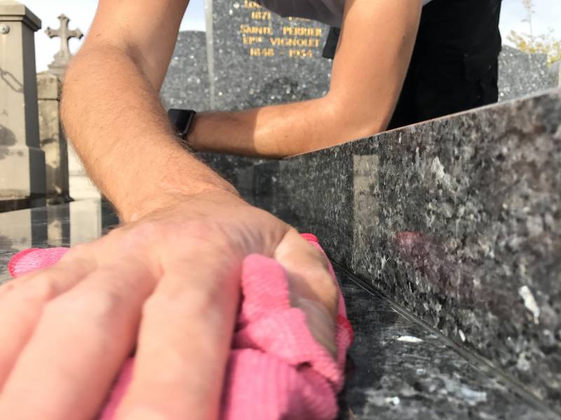 finition d'une pierre tombale à Fontaines sur Saône
