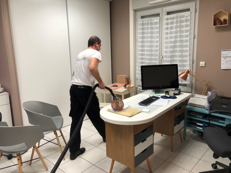 Service de nettoyage de bureau à Cailloux sur Fontaines
