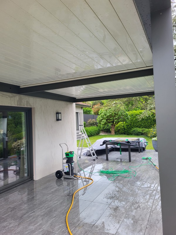 Nettoyage d une pergola bio climatique à Chaponnay