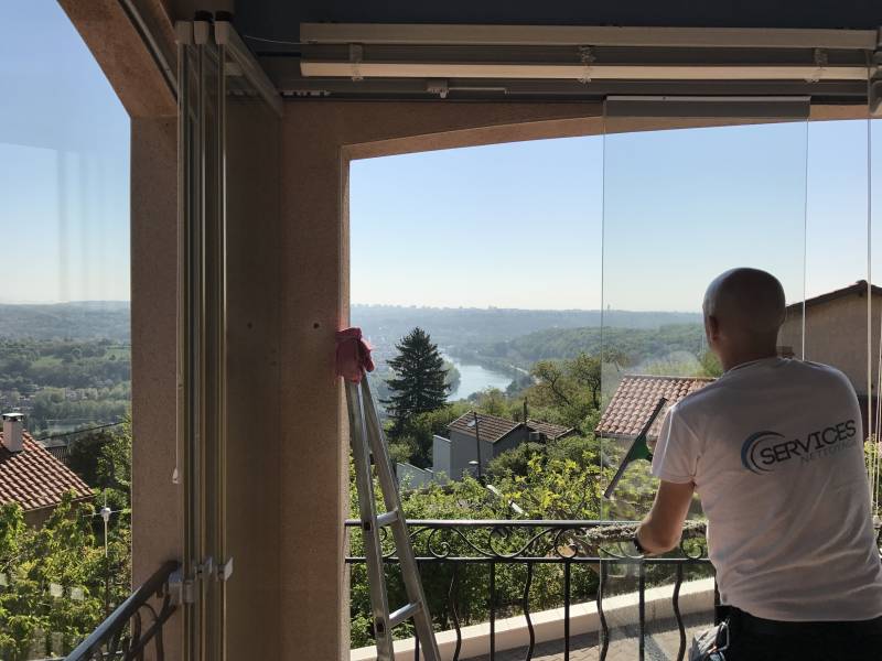 Nettoyage d'une véranda à Couzon au Mont d'Or
