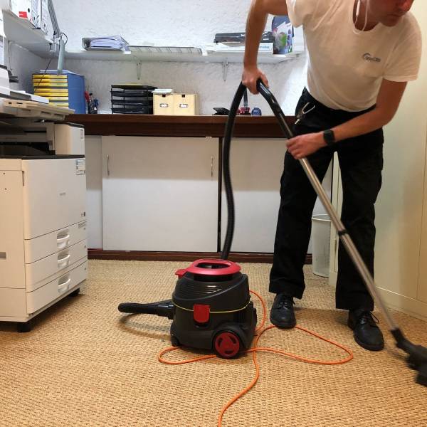 Agent de nettoyage de bureaux pendant les congés d'été à Lyon