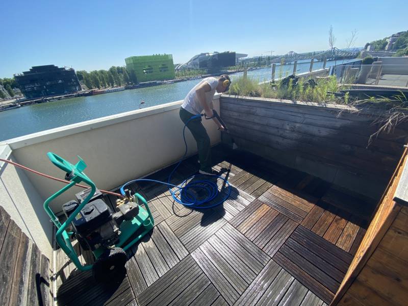 Entretien de balcon et terrasse en bois à Lyon