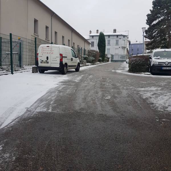 La société de Nettoyage GIRARD ANDRE s'occupe du salage de votre residence à ST ETIENNE et sur toute la Vallée du Gier